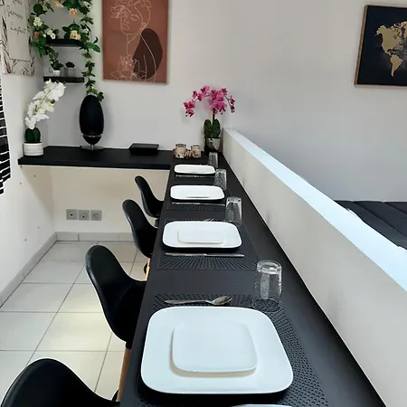 A 50m De La Apartment *